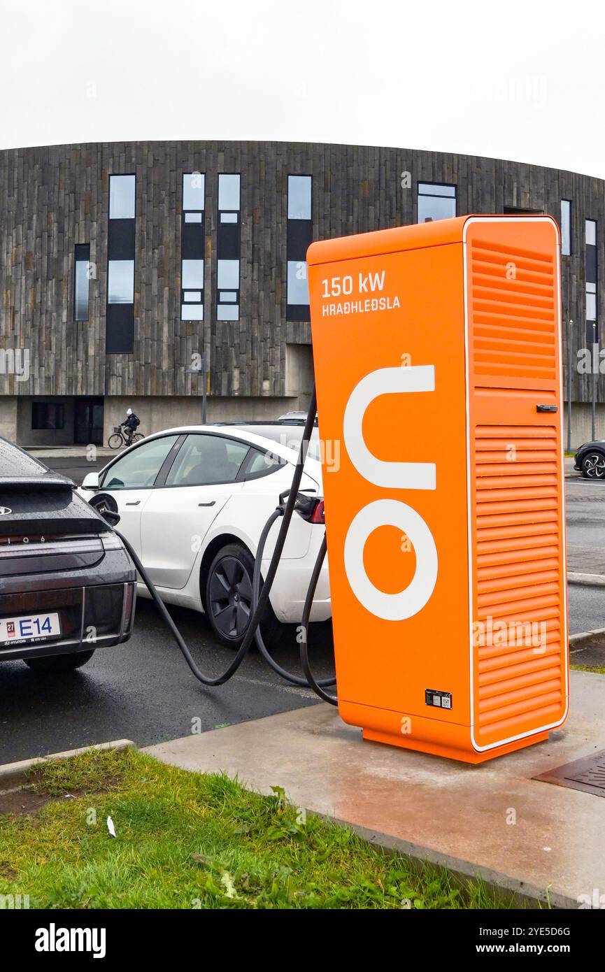 Akureyri, Island - 24. August 2024: Elektroautos werden an eine Schnellladestation in der Nähe des Stadtzentrums angeschlossen Stockfoto