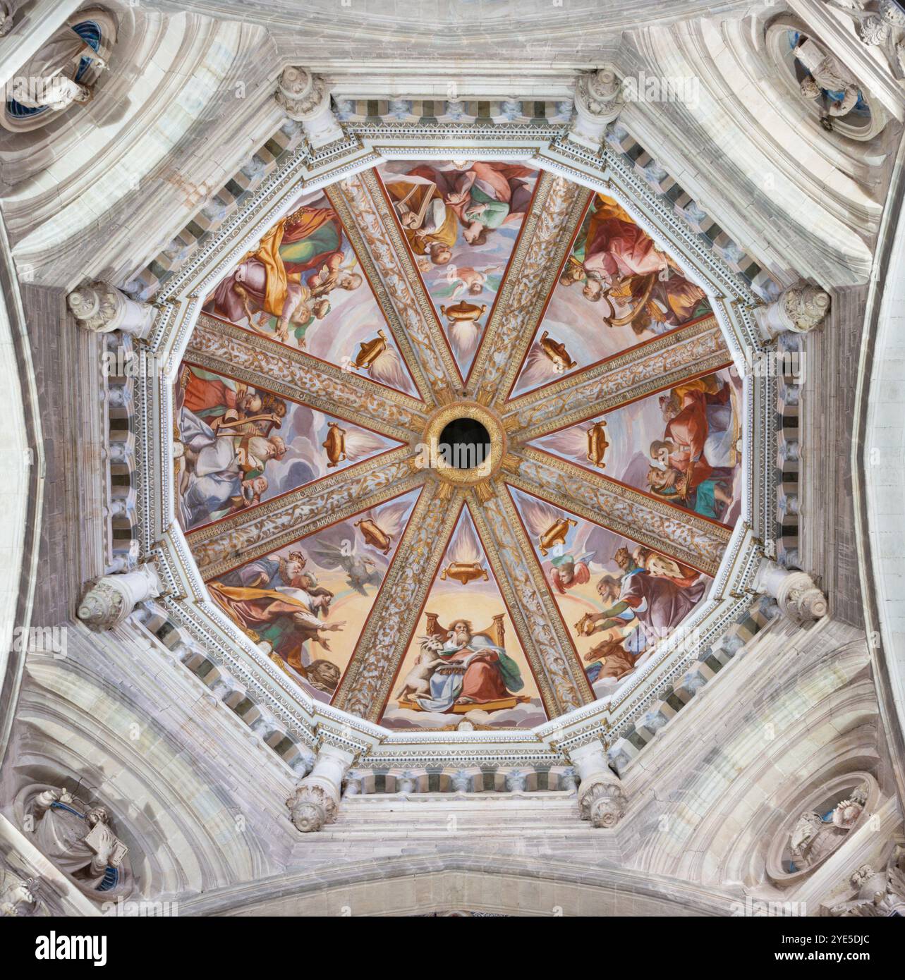 PAVIA, ITALIEN - 12. SEPTEMBER 2024: Die Kuppel von Crtosa di Pavia (Gott der Vater und Könige und Engel der Apokalypse) Stockfoto
