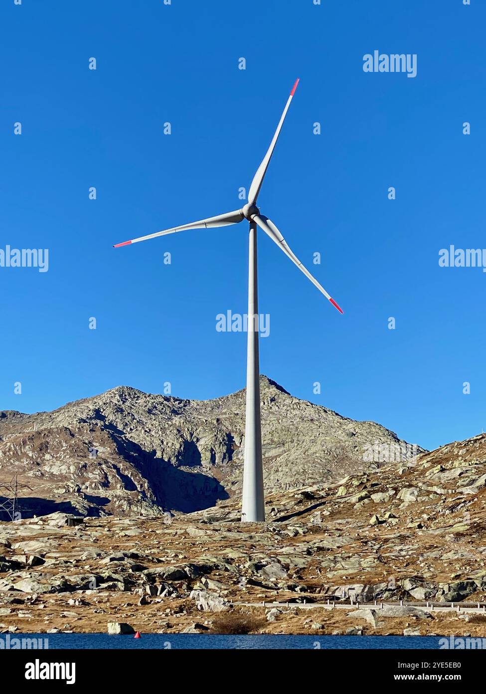 Windturbine Gegen Majestic Mountain Hintergrund - Smartphone-aufgenommenes Stockfoto