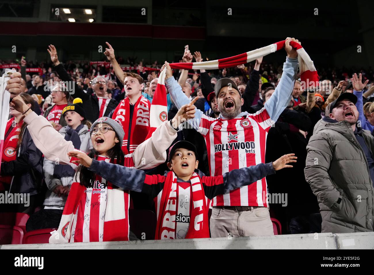 Brentford-Fans zeigen ihre Unterstützung in den Tribünen beim Spiel der vierten Runde des Carabao Cup im Gtech Community Stadium in London. Bilddatum: Dienstag, 29. Oktober 2024. Stockfoto