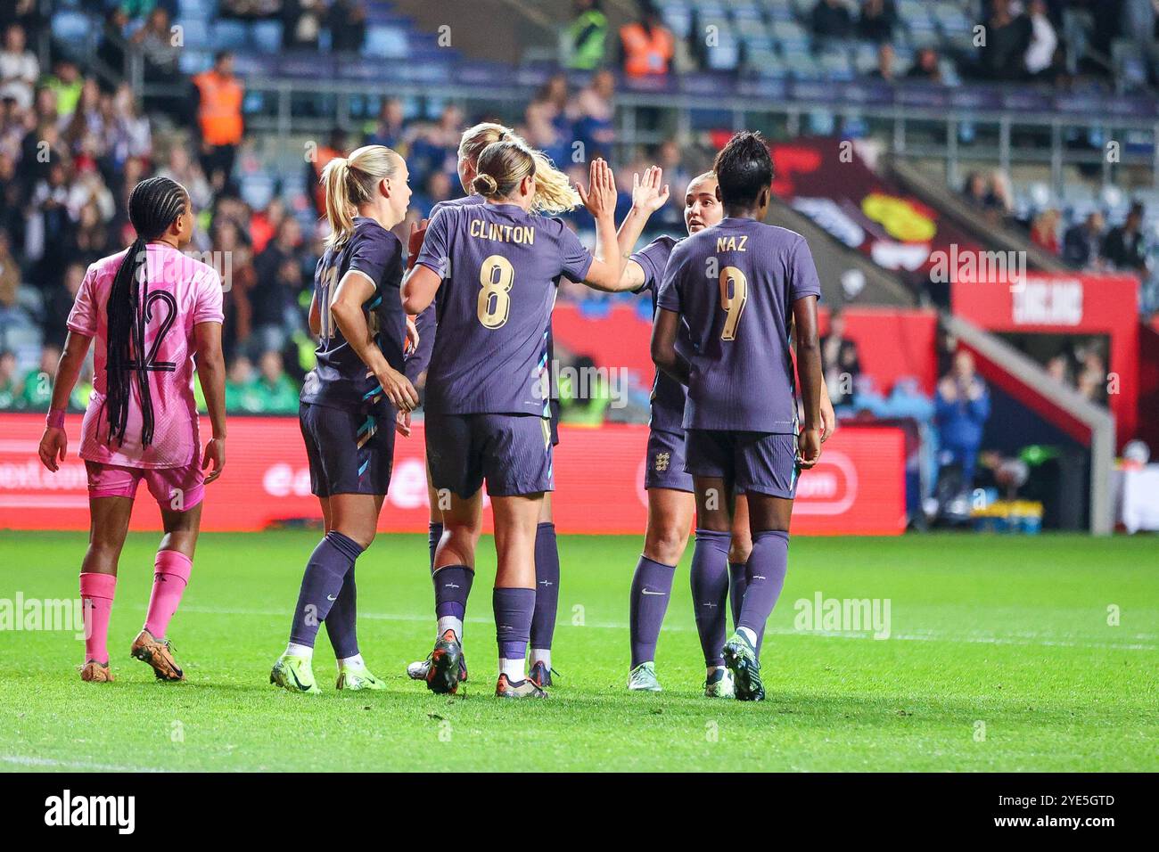 Coventry, Großbritannien. Oktober 2024. #8, Grace Clinton aus England feiert ihr Tor beim Women's International Match zwischen England Women und South Africa Women in der Coventry Building Society Arena, Coventry, England am 29. Oktober 2024. Foto von Stuart Leggett. Nur redaktionelle Verwendung, Lizenz für kommerzielle Nutzung erforderlich. Keine Verwendung bei Wetten, Spielen oder Publikationen eines einzelnen Clubs/einer Liga/eines Spielers. Quelle: UK Sports Pics Ltd/Alamy Live News Stockfoto