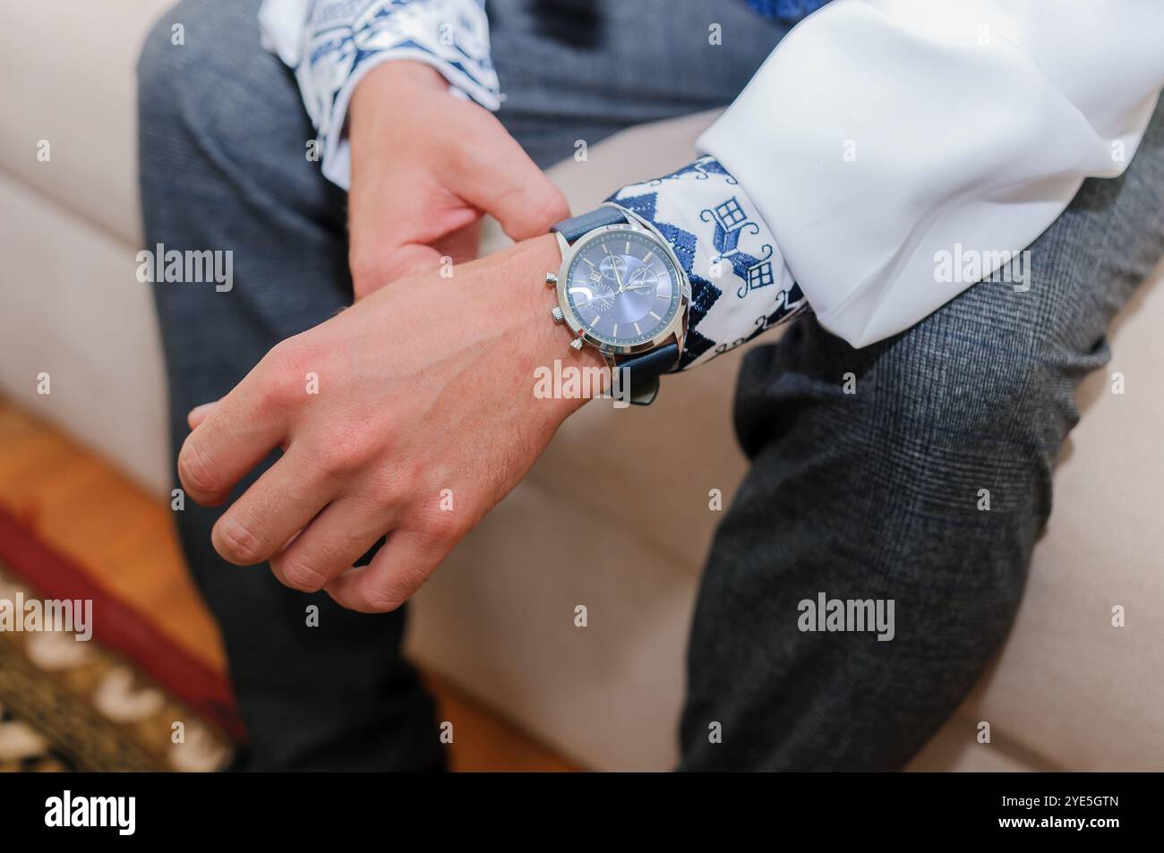 Elegante Armbanduhr in stilvoller Kleidung. Stockfoto