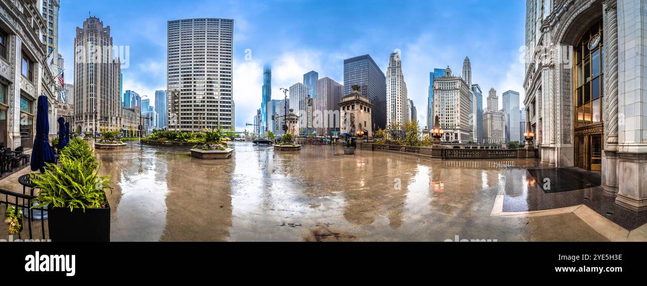 Verregnete historische Straße und Stadtlandschaft von Chicago, berühmte Wahrzeichen, Bundesstaat Illinois, USA Stockfoto