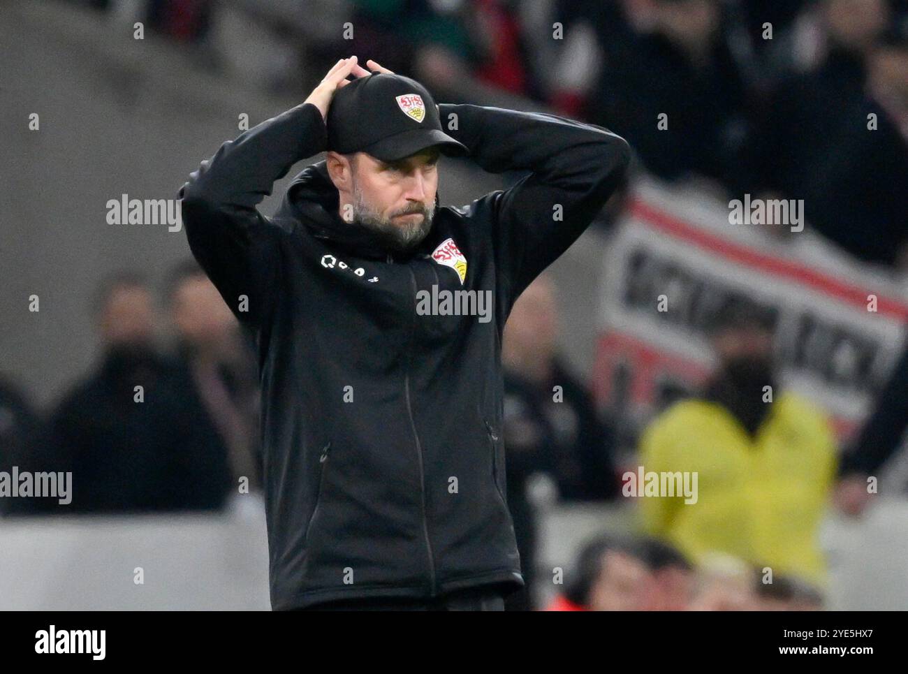 Trainer Sebastian Hoeness VfB Stuttgart Enttaeuschung enttaeuscht nach vergebener Torchance Gestik Geste VfB Stuttgart vs. 1. FC Kaiserslautern, Fussball, DFB-Pokal, Runde 2, Saison 2024/25, 29.10.2024 Foto: Eibner-Pressefoto/Michael Weber Stockfoto