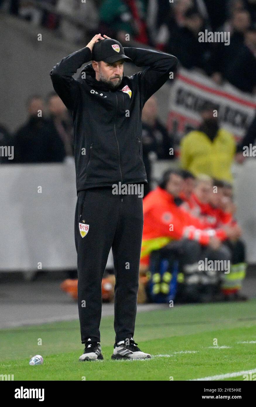 Trainer Sebastian Hoeness VfB Stuttgart Enttaeuschung enttaeuscht nach vergebener Torchance Gestik Geste VfB Stuttgart vs. 1. FC Kaiserslautern, Fussball, DFB-Pokal, Runde 2, Saison 2024/25, 29.10.2024 Foto: Eibner-Pressefoto/Michael Weber Stockfoto