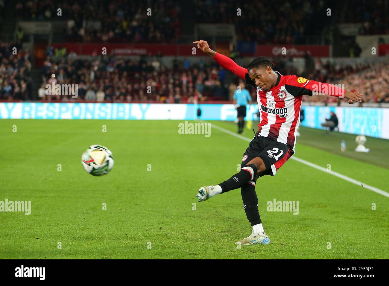 Oktober 2024; Gtech Community Stadium, Brentford, London, England; Carabao Cup letzte 16 Fußball, Brentford gegen Sheffield Mittwoch; Jayden Meghoma aus Brentford überquert die Sheffield Box Stockfoto