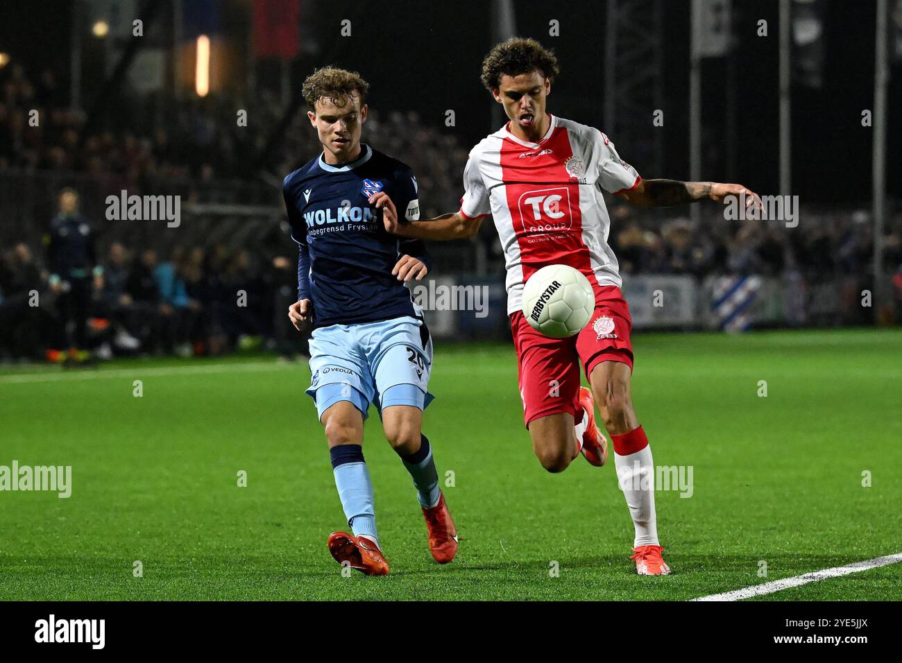 SPAKENBURG - (l-r) Jacob Trenskow von sc Heerenveen, Deveron Fonville von IJsselmeervogels während des KNVB-Pokalspiels zwischen IJsselmeervogels und sc Heerenveen im Sportpark de Westmaat am 29. Oktober 2024 in Bunschoten-Spakenburg, Niederlande. ANP GERRIT VAN KEULEN Stockfoto