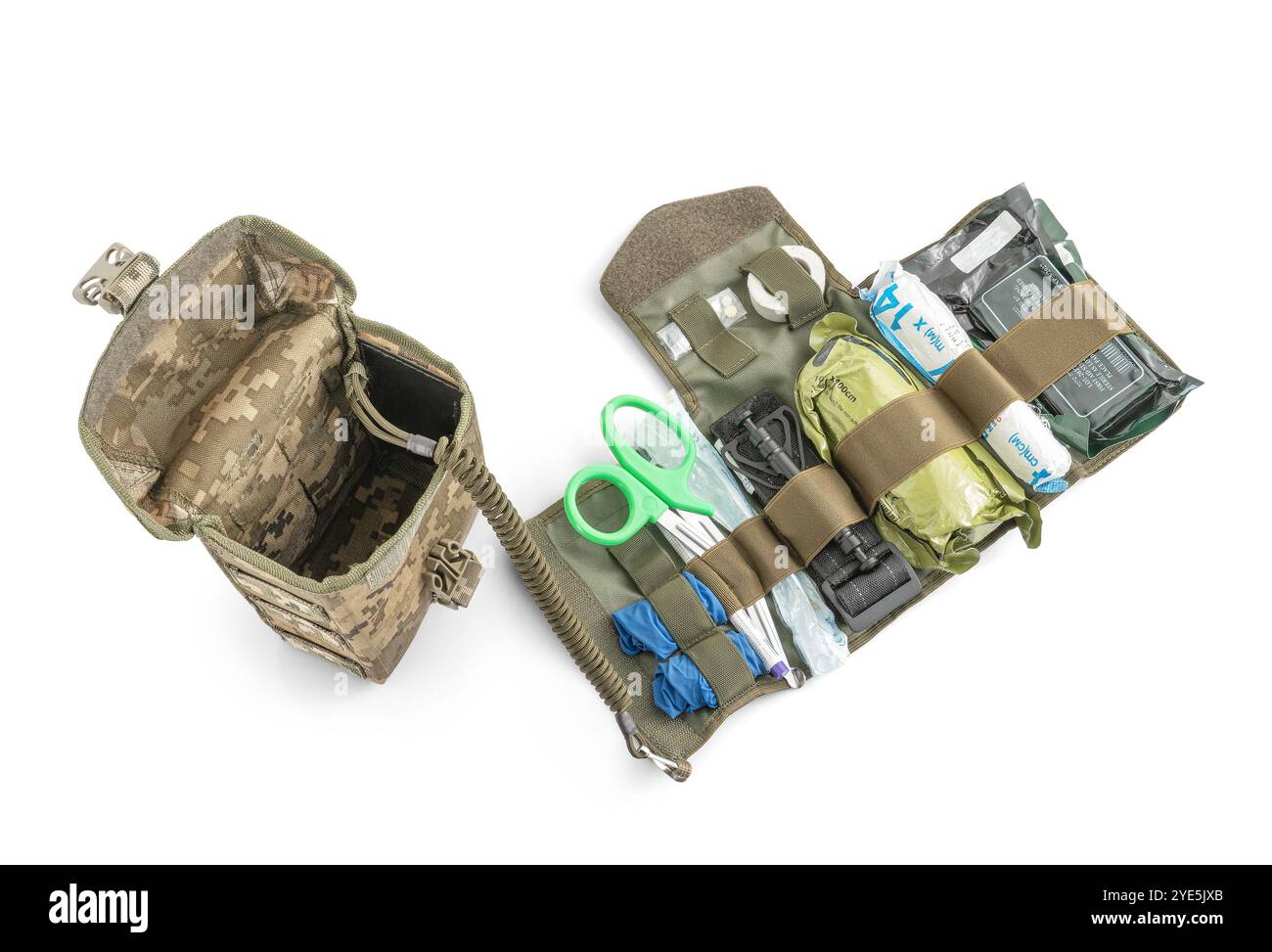 Battlefield erste-Hilfe-Set mit einem Stauschlauch zur Blutstillung, einem Verband, einem hämostatischen Verband zur Kontrolle von Blutungen und Anti-Verbrennungsmitteln. Mili Stockfoto