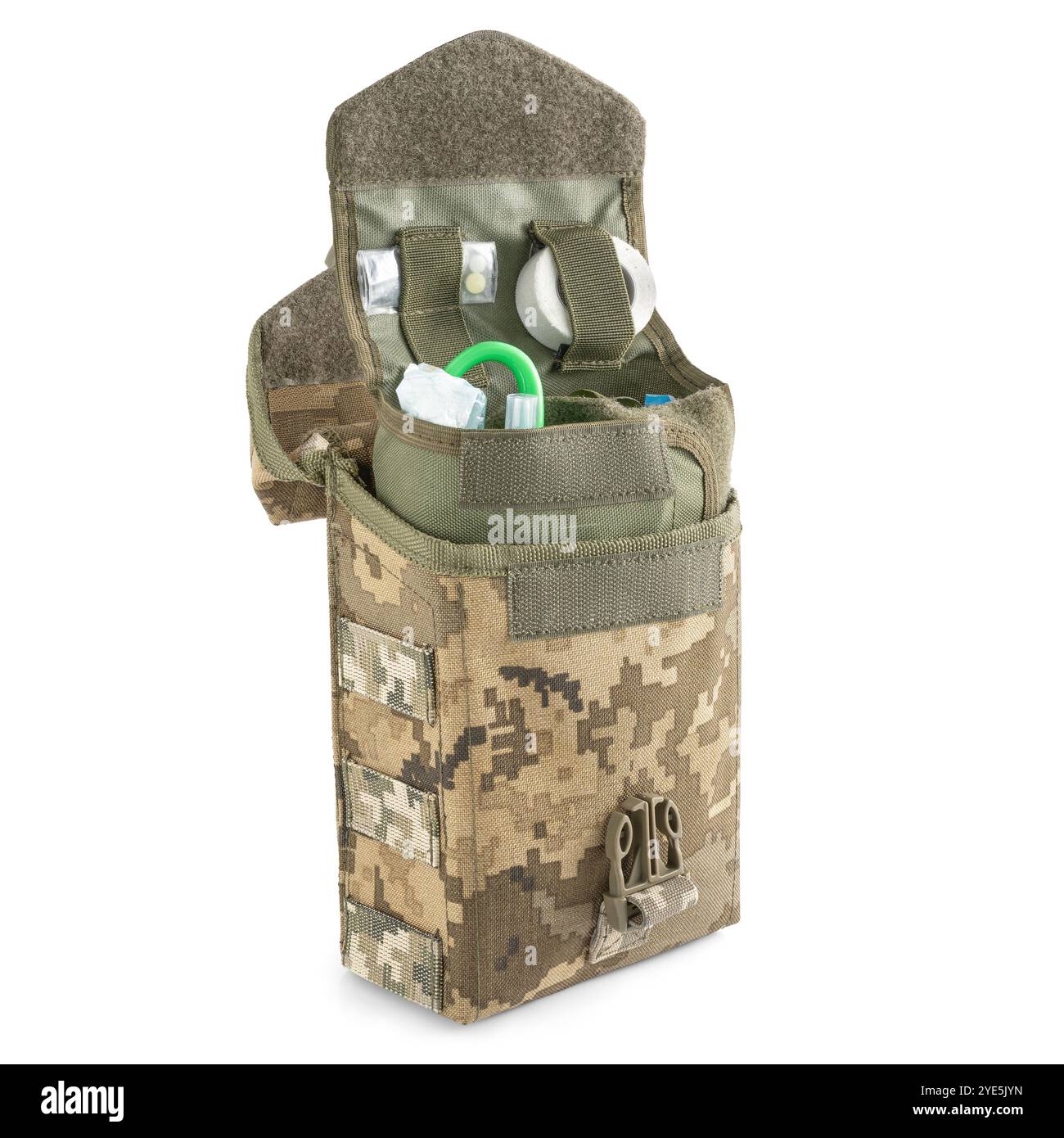 Erste-Hilfe-Set für das Schlachtfeld, in Pixel-Tarnung. Militärische taktische Ausrüstung für Sanitäter. Ein Verbandskasten auf dem Schlachtfeld. Stockfoto