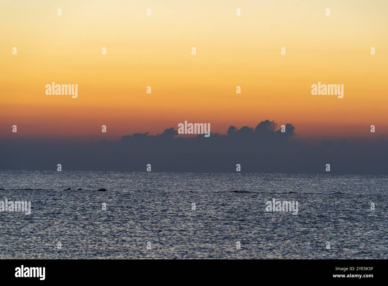 Goldener Sonnenaufgang über der Ägäis: Majestätische Landschaft von New Dawn und Golden Clouds Stockfoto