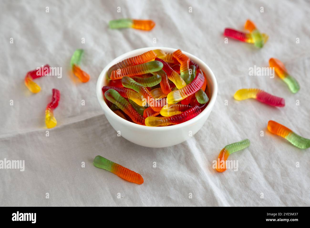 Halloween Sweet Fruit Gummy Worms in a Bowl, Seitenansicht. Stockfoto