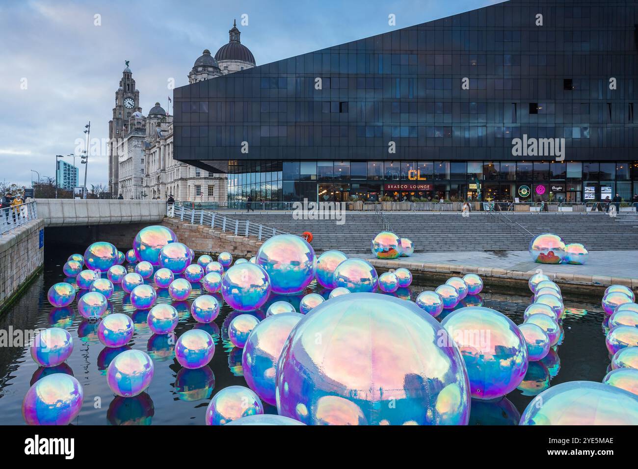 Bubblesque Lichtinstallation an der Liverpool Waterfront, die als Teil des River of Light Festivals in Liverpool am 29. Oktober 2024 mit Riesen gezeigt wurde Stockfoto