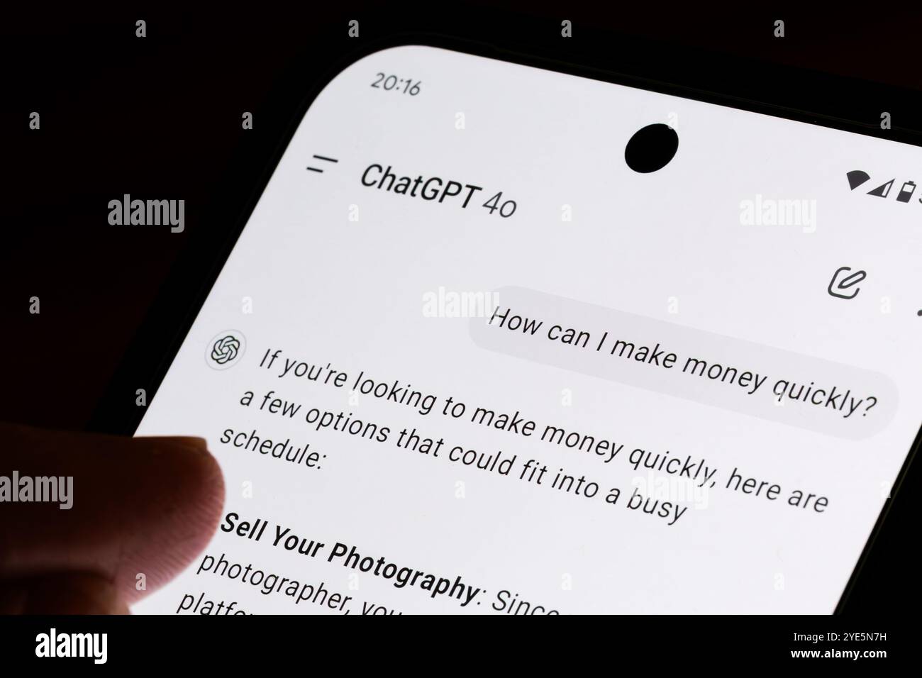ChatGPT-Konversation auf dem Smartphone-Bildschirm, in dem anhand verschiedener Optionen und Tipps Möglichkeiten diskutiert werden, schnell Geld zu verdienen. Stafford, Vereinigtes Königreich, 29. Oktober Stockfoto