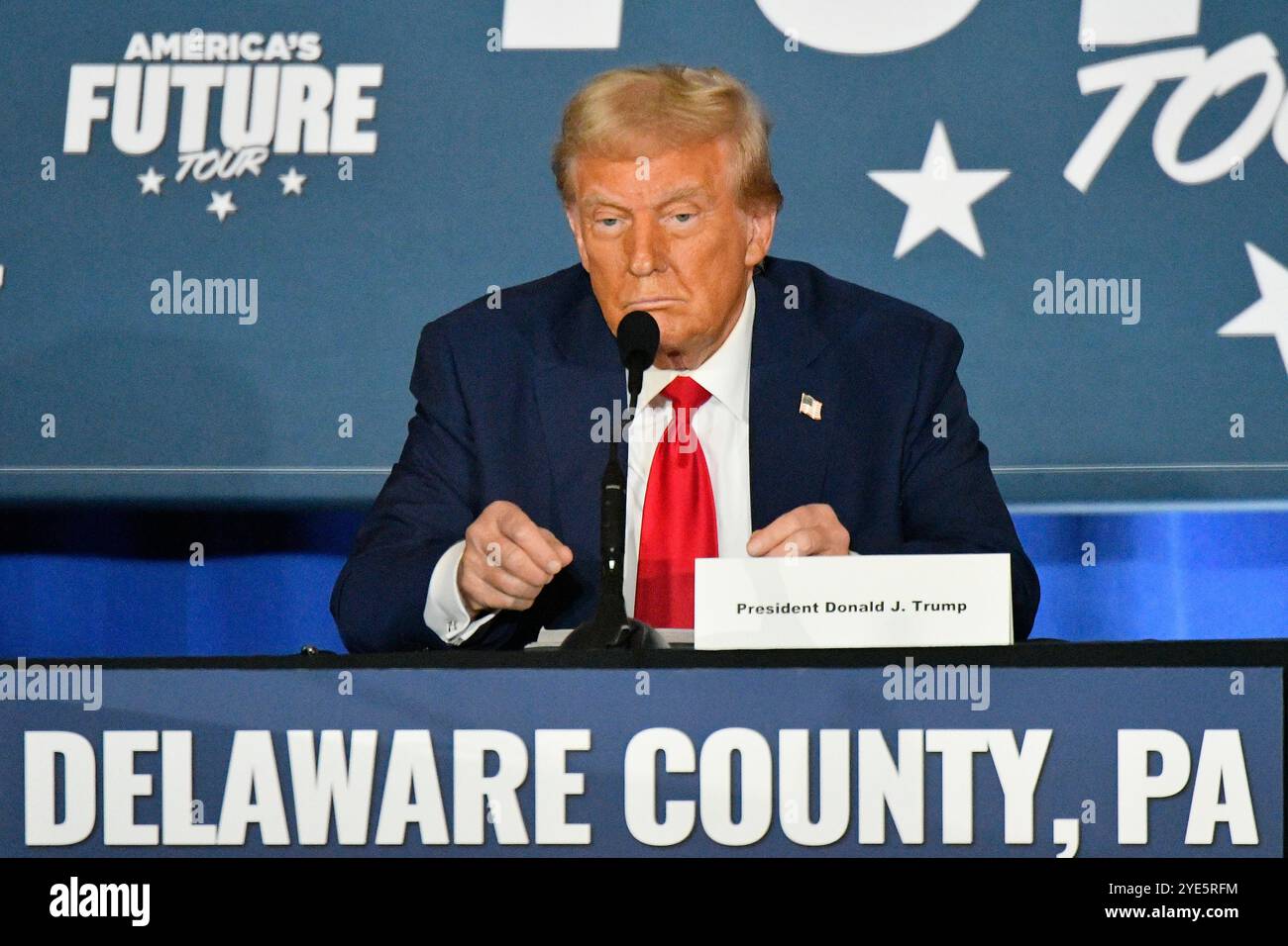 Drexel Hill, Ungebundene Staaten. Oktober 2024. Der republikanische Präsidentschaftskandidat Donald Trump spricht am 29. Oktober 2024 in Drexel Hill, PA, auf der Bühne des „Building America's Future Roundtable“-Events. (Foto: Bastiaan Slabbers/SIPA USA) Credit: SIPA US/Alamy Live News Stockfoto