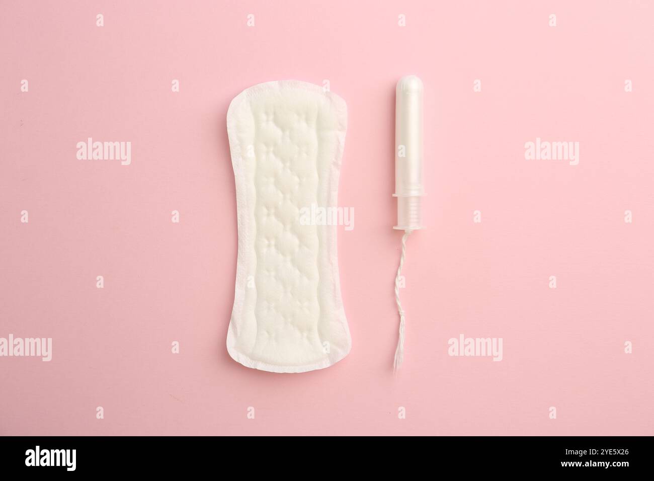 Menstruationsauflage und Tampon auf hellrosa Hintergrund, Draufsicht Stockfoto