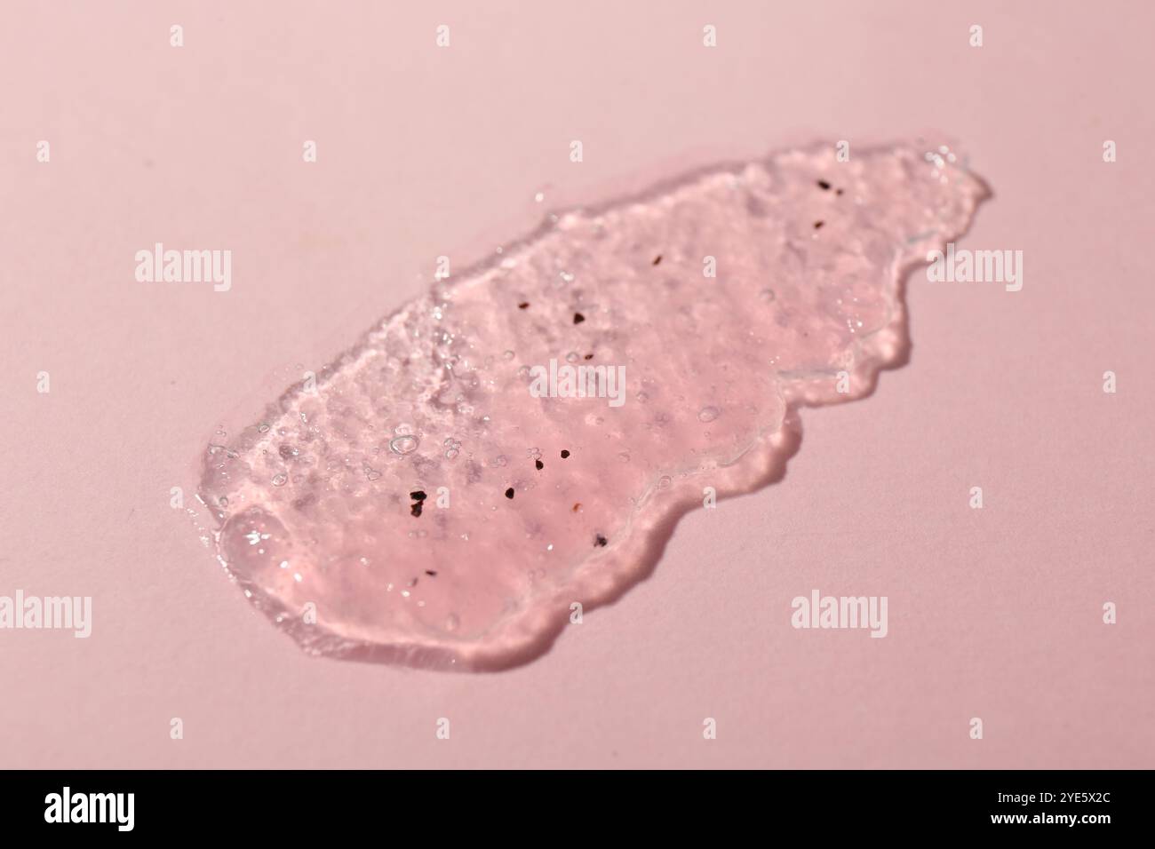 Abstriche von Körperpeeling auf hellrosa Hintergrund, Draufsicht Stockfoto