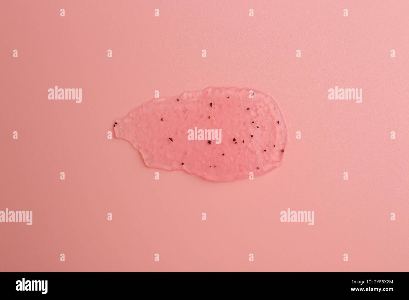 Abstriche von Körperpeeling auf hellrosa Hintergrund, Draufsicht Stockfoto