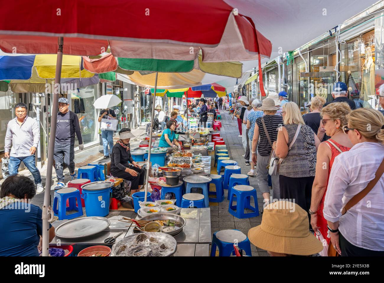 Koreanische Imbissstände und -Händler in der Arirang Street und am Gukje Market in Busan, Korea am 1. Oktober 2024 Stockfoto