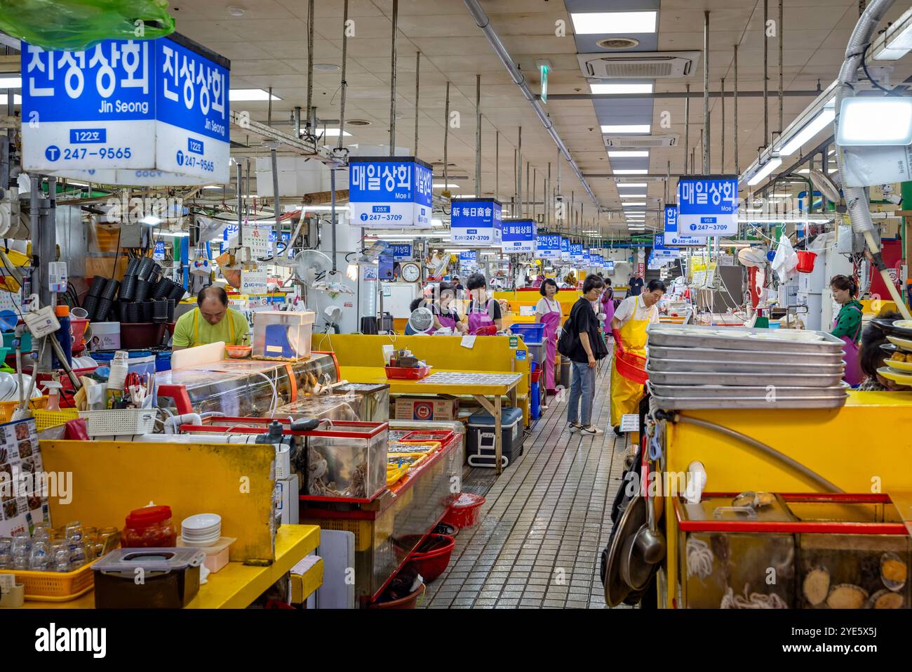 Fischstände und Restaurant im Jagalchi Fish Market, Busan, Südkorea Stockfoto