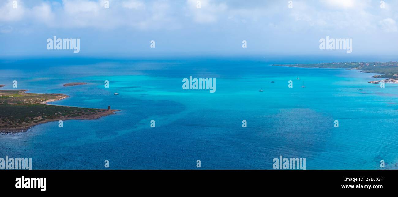 Blick aus der Vogelperspektive auf die Küste Sardiniens mit türkisfarbenem Wasser und Booten Stockfoto