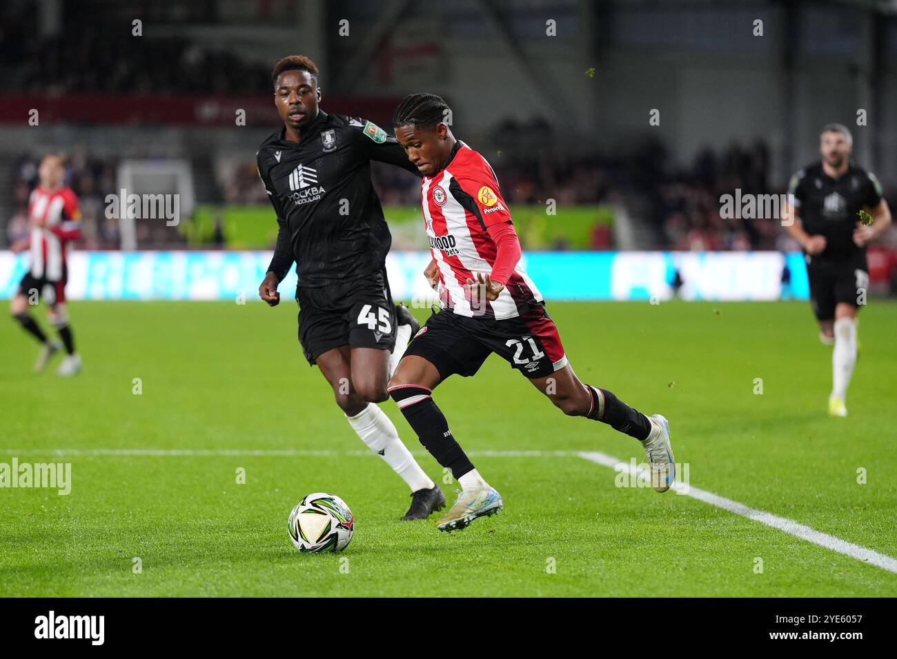 Anthony Musaba am Sheffield Wednesday (links) und Jayden Meghoma von Brentford kämpfen um den Ball während des Spiels der vierten Runde des Carabao Cup im Gtech Community Stadium in London. Bilddatum: Dienstag, 29. Oktober 2024. Stockfoto