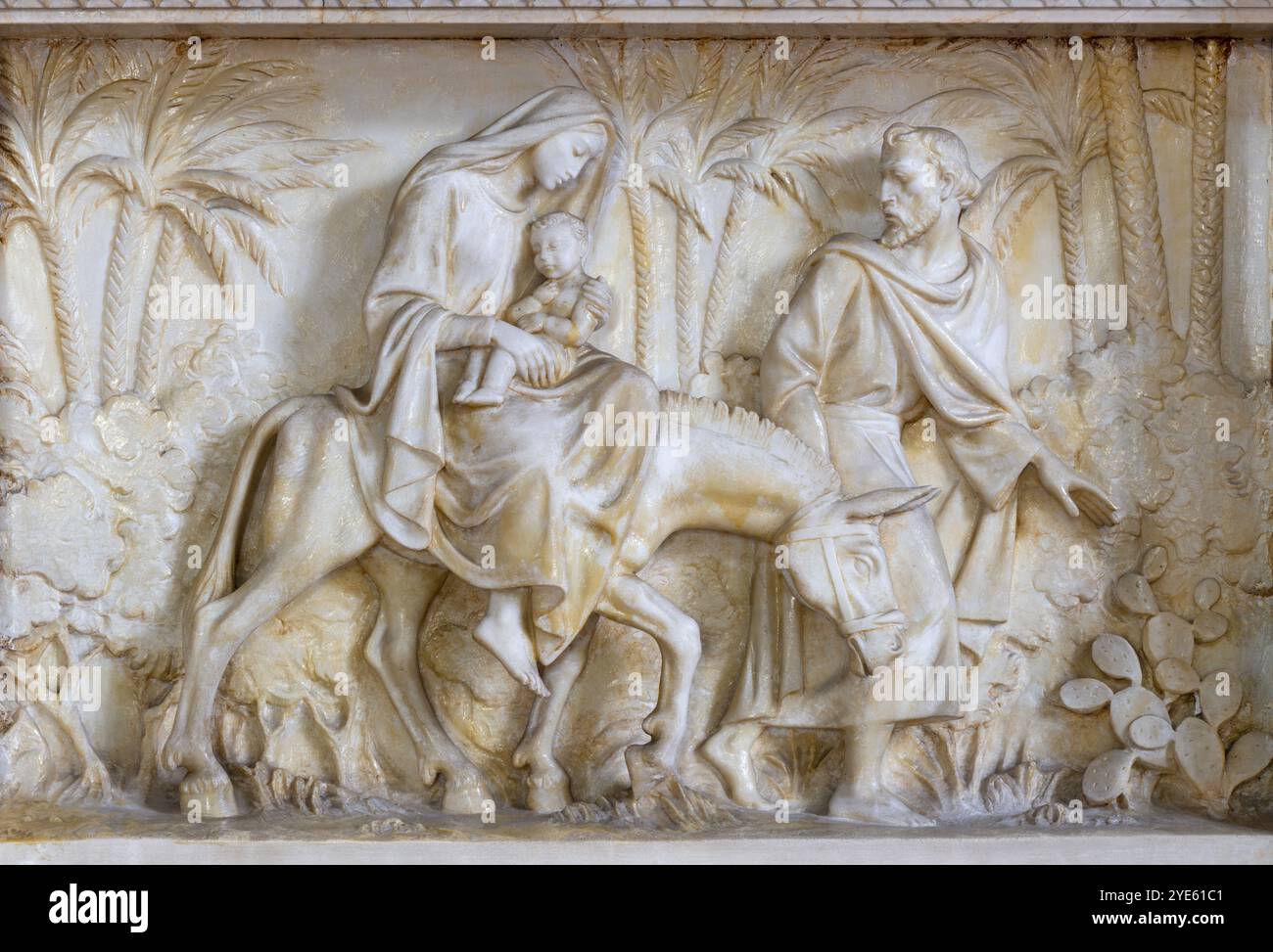 ASTI, ITALIEN - 10. SEPTEMBER 2024: Das Marmorrelief von Flug nach Ägypten in der Kirche Santuario di Nostra Signora Porta Paradisi von Anfang 20. Stockfoto