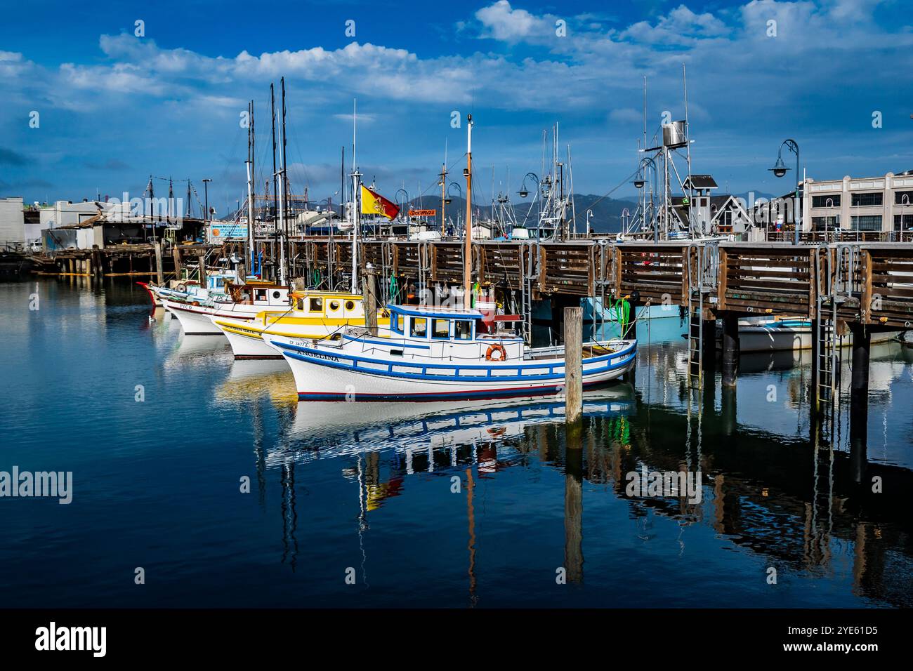 Farbenfrohe Fischerboote legten an der Fisherman's Wharf in San Francisco an Stockfoto