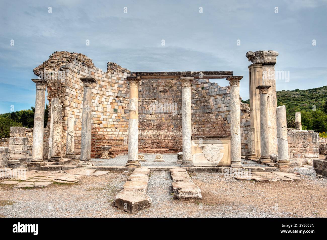 Antike Ruinen von Ephesus mit beeindruckenden Steinsäulen und Mauern, die historische griechische und römische Architektur zeigen Stockfoto