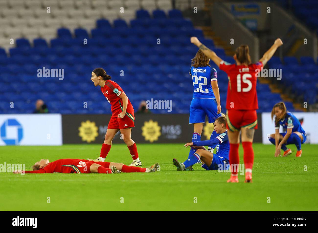 Cardiff, Großbritannien. Oktober 2024. Angharad James und Hannah Cain aus Wales feiern den Sieg des Teams während des UEFA-Europameisterspiels der Frauen im Cardiff City Stadium in Cardiff. Der Bildnachweis sollte lauten: Annabel Lee-Ellis/Sportimage Credit: Sportimage Ltd/Alamy Live News Stockfoto