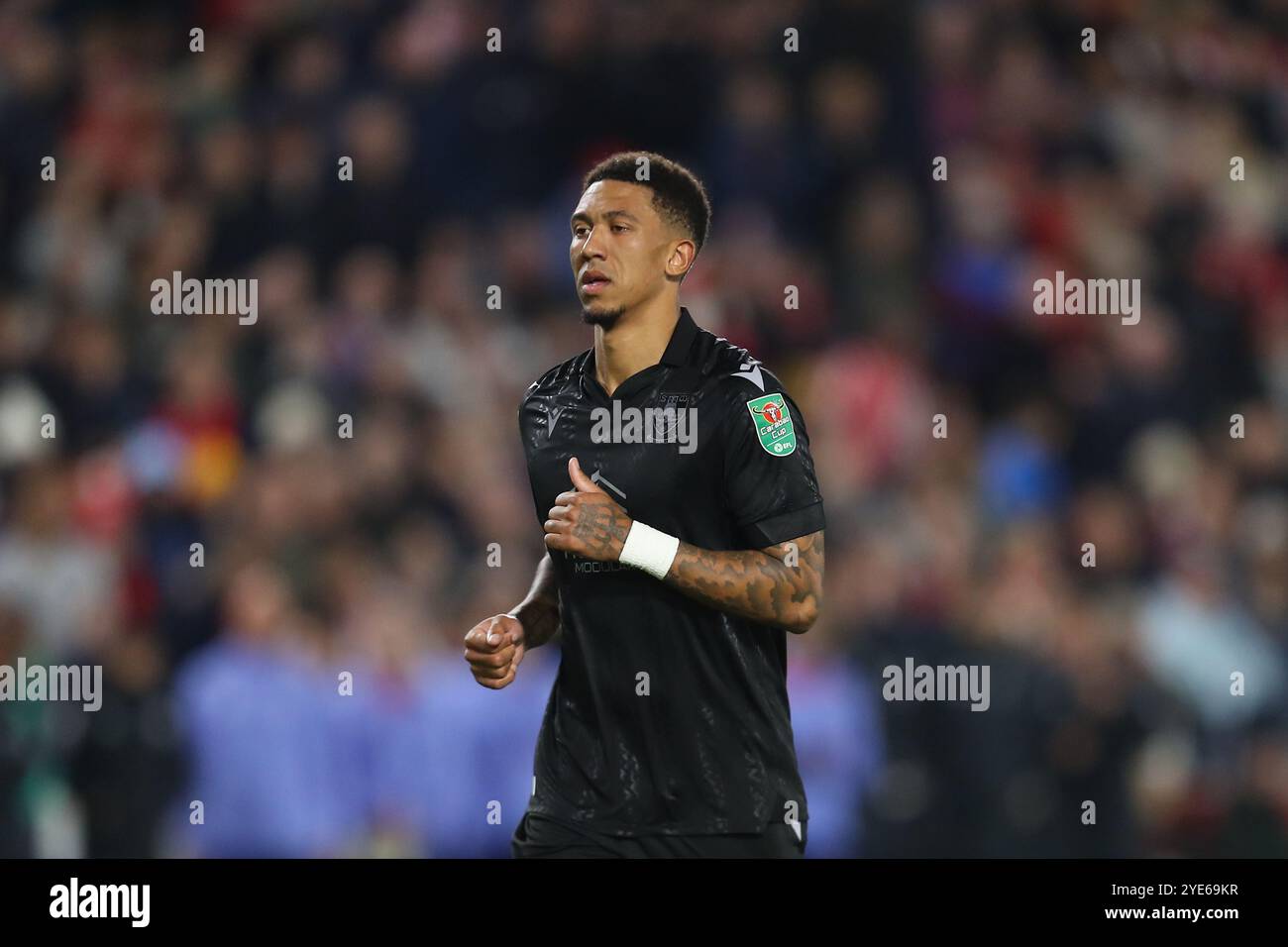 Oktober 2024; Gtech Community Stadium, Brentford, London, England; Carabao Cup letzte 16 Fußball, Brentford gegen Sheffield Wednesday; Liam Palmer von Sheffield Wednesday tritt während des Schießspiels für seinen Elfmeter auf. Stockfoto