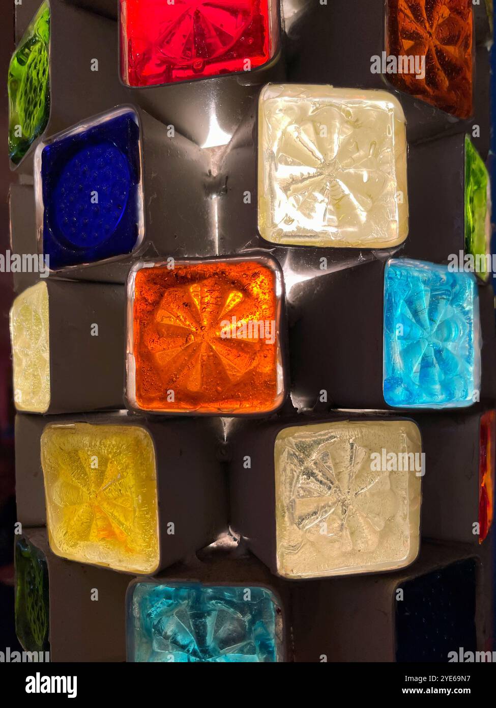 Lampe aus kristallfarbigen Würfeln - Smartphone-aufgenommenes Stockfoto