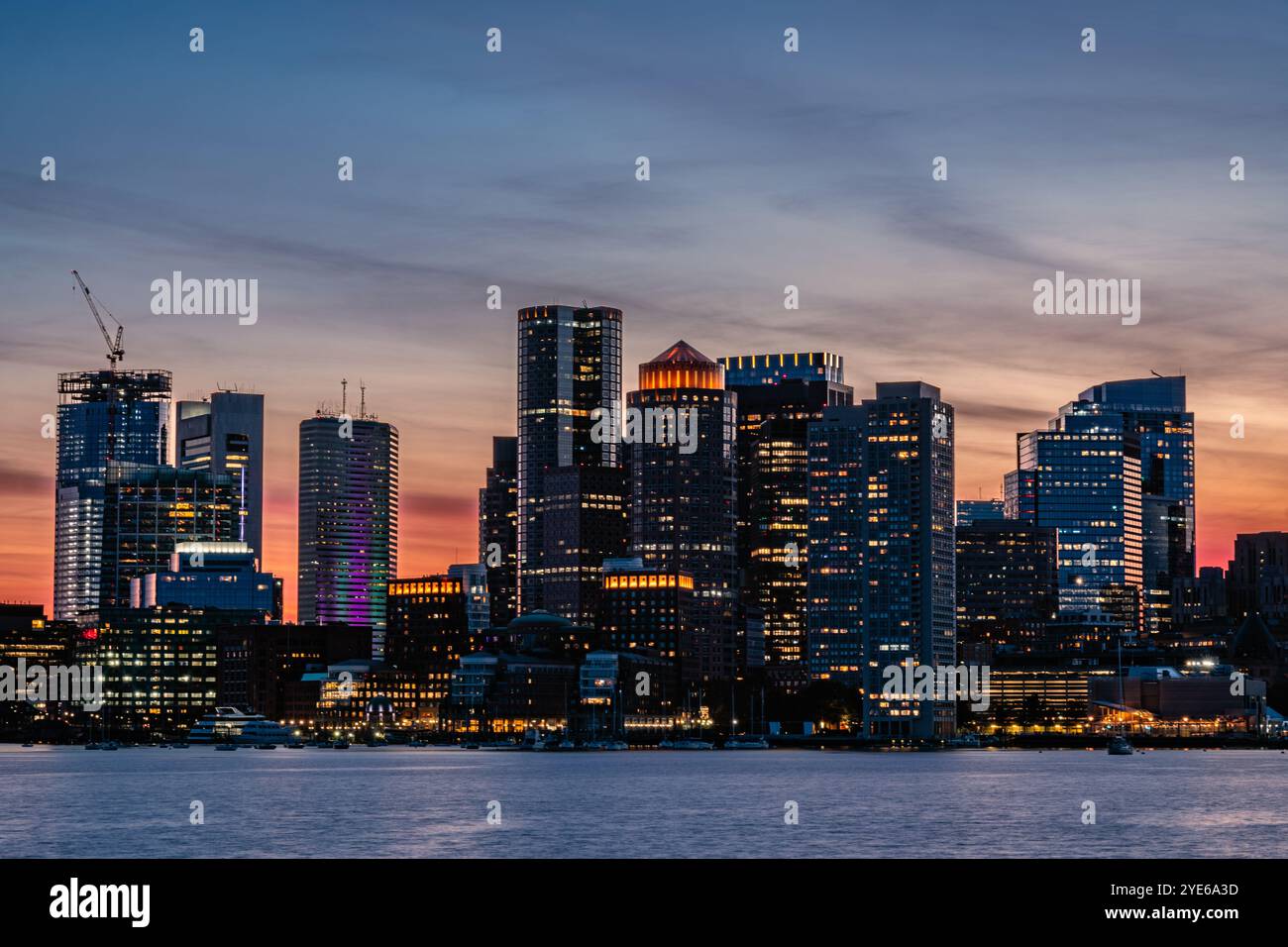 Die Skyline von Boston bei Nacht mit farbenfrohem Himmel. Stockfoto