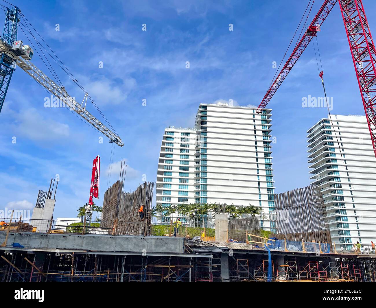 Gebäude im Bau in Miami Beah, Florida, USA - Smartphone-aufgenommenes Stockfoto
