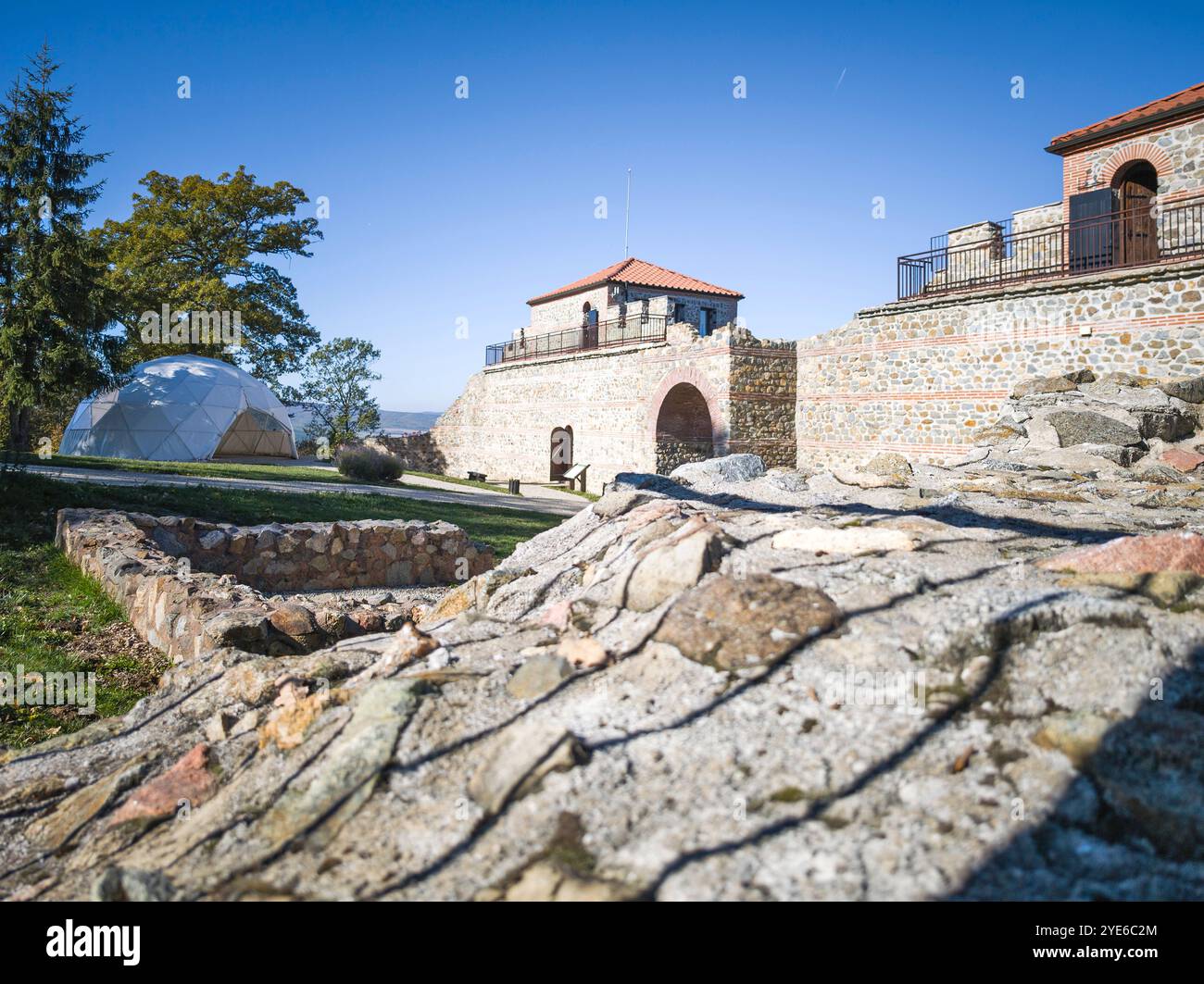 Herbstansicht der spätantiken römischen Festungssiedlung Tsari Mali Grad in der Nähe des Dorfes Belchin, Region Sofia, Bulgarien Stockfoto