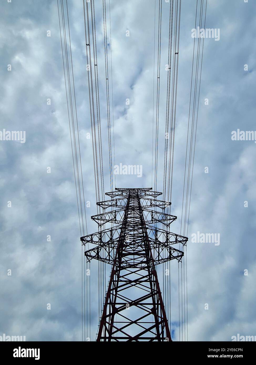 Hochspannungspylon und Hochspannungsleitungen von unten, Deutschland Stockfoto