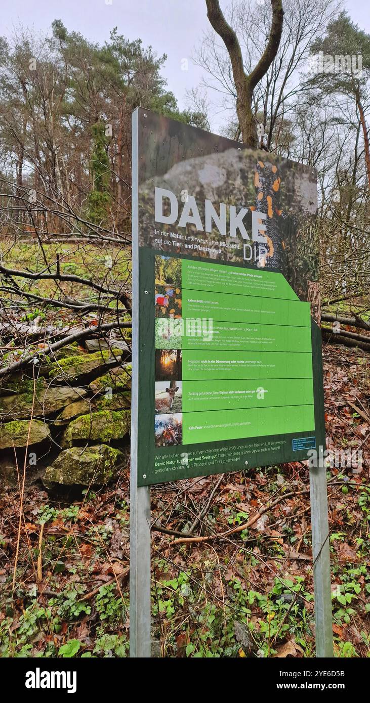 Positiv formuliertes Schild mit Verboten in einem Landschaftsschutzgebiet, Deutschland, Nordrhein-Westfalen, Ruhrgebiet, Witten Stockfoto