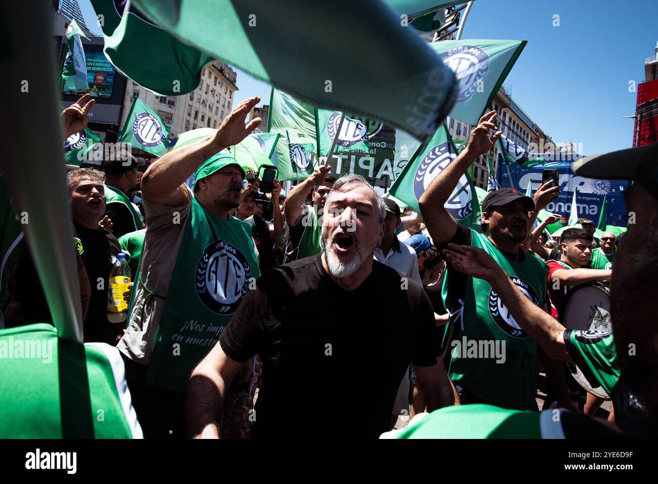 Buenos Aires, Argentinien. Oktober 2024. Der Gewerkschaftsführer Rodolfo Aguiar singt, während er den demonstrationsmarsch leitet. Die State Workers' Association (ATE) begann einen 36-stündigen nationalen Streik mit einer Beteiligung von über 90 % in der öffentlichen Verwaltung und forderte die Wiederaufnahme der Gehaltsverhandlungen. Ein massiver demonstrationsmarsch vom Obelisken zum Ministerium für Deregulierung und Staatsumwandlung unter Federico Sturzenegger fand statt. Quelle: SOPA Images Limited/Alamy Live News Stockfoto