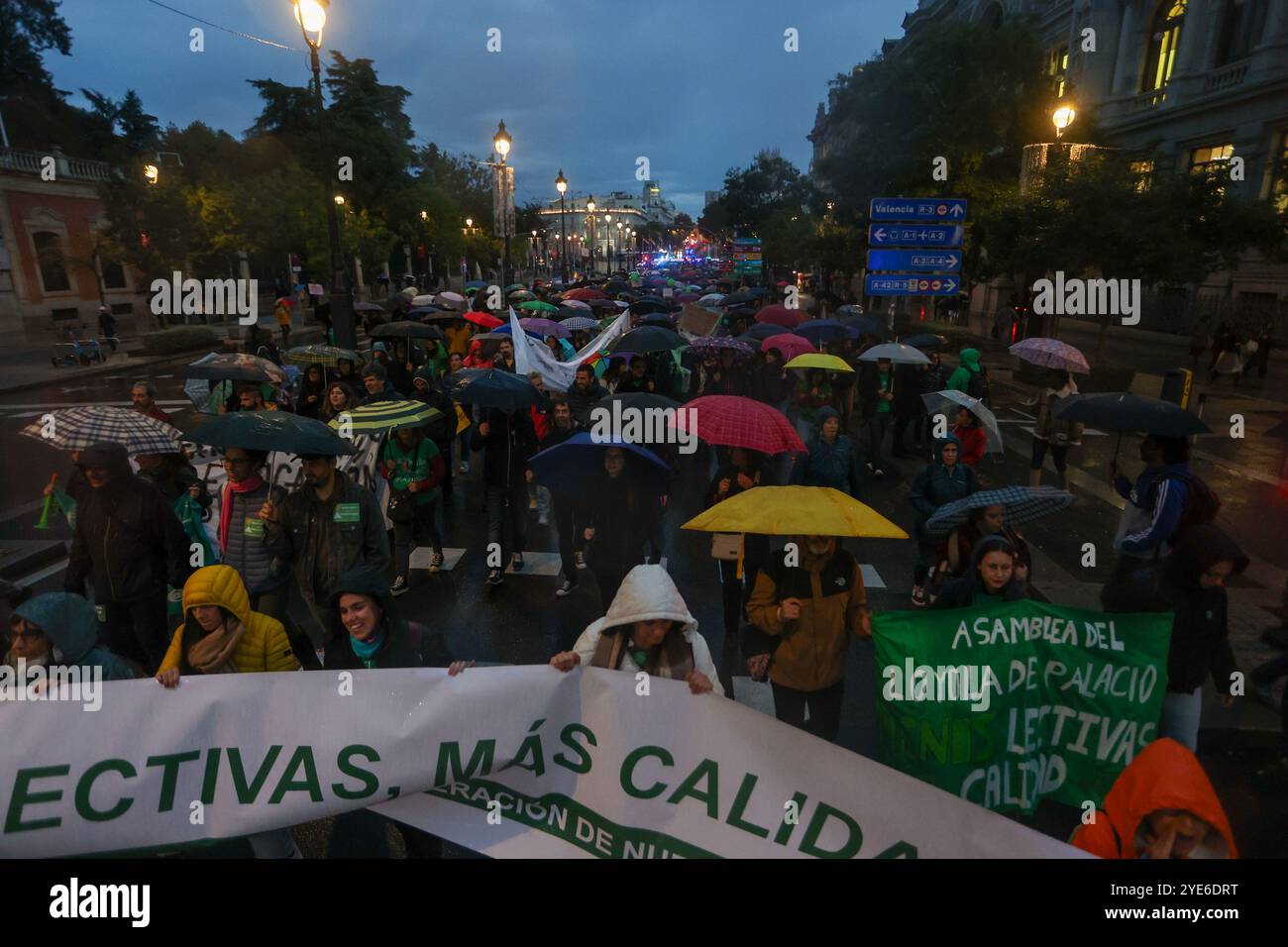 Dutzende Demonstranten versammeln sich im Zentrum Madrids mit Regenschirmen und Spruchbändern während einer Demonstration für die öffentliche Bildung. Nach Schätzungen der Regierungsdelegation haben heute Nachmittag rund 8.000 Lehrer in Madrid demonstriert, um eine Reduzierung der Unterrichtsstunden und -Verhältnisse sowie die Möglichkeit zu fordern, frei zwischen geteilter oder ununterbrochener Arbeitszeit zu wählen, zusätzlich zu gleicher Entlohnung wie in anderen Regionen. Stockfoto