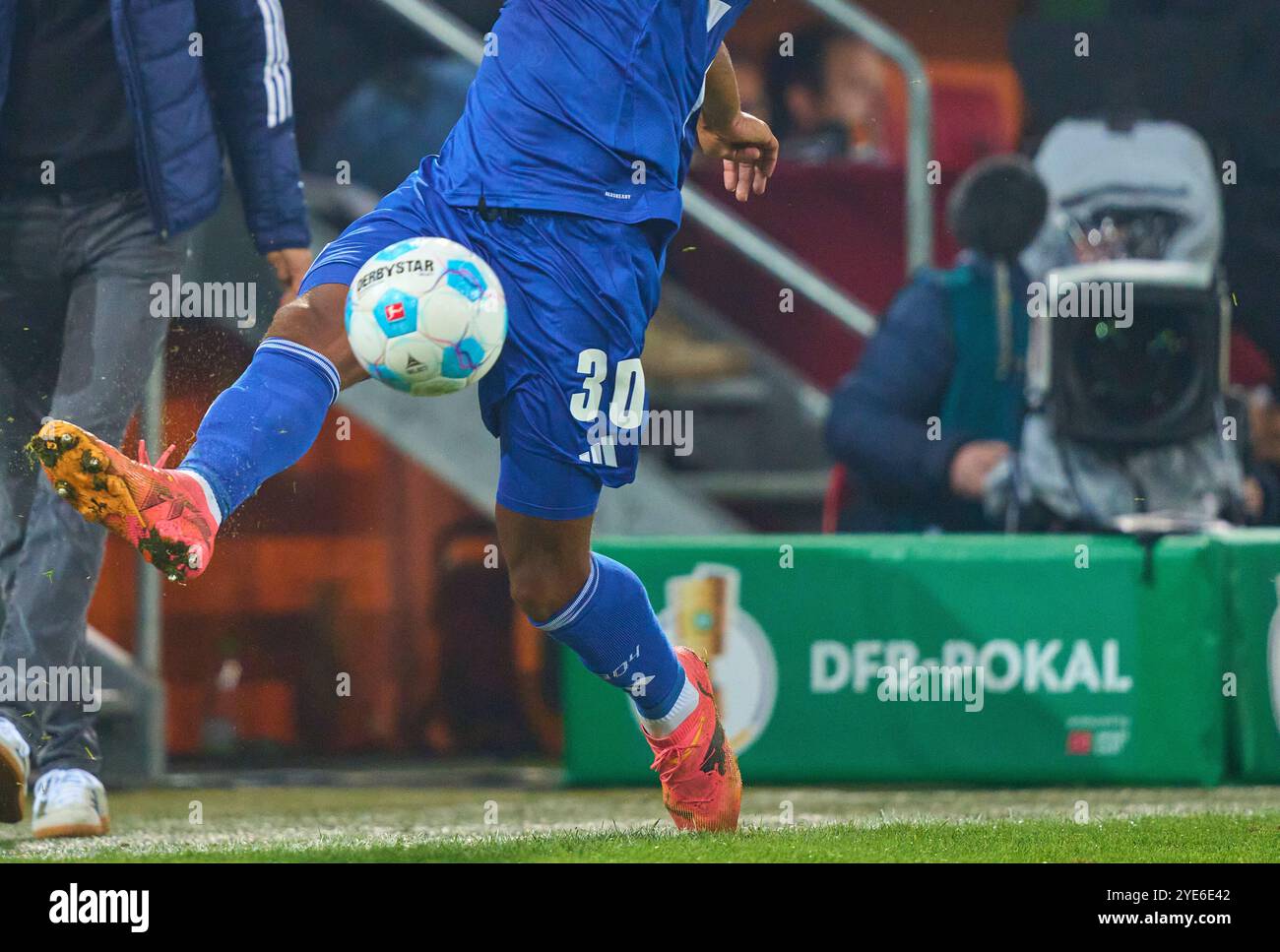 Augsburg, Deutschland. Oktober 2024. Anton Donkor, S04 Nr. 30 im DFB-Pokal-Spiel FC AUGSBURG - FC SCHALKE 04 3-0 am 29. Oktober 2024 in Augsburg. Saison 2024/2025, 2.Runde, FCA Fotograf: ddp Images/STAR-Images Credit: ddp Media GmbH/Alamy Live News Stockfoto