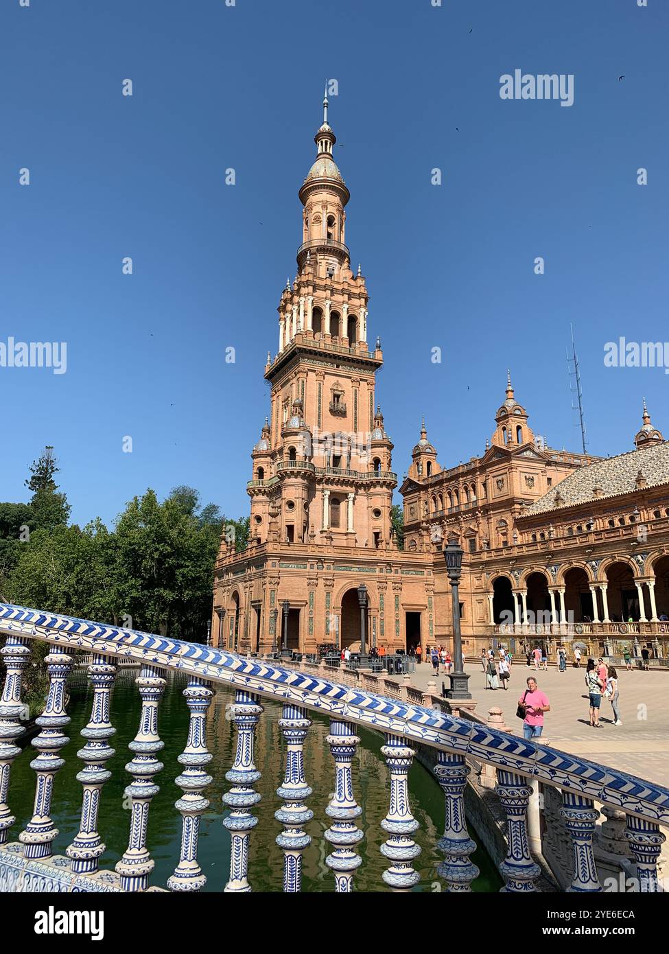 Sevilla, Spanien - 29. Mai 2024: Die Plaza de Espana im Maria-Luisa-Park - Parque de Maria Luisa - wurde für die Ausstellung - Exposicion Iber 1929 gebaut Stockfoto