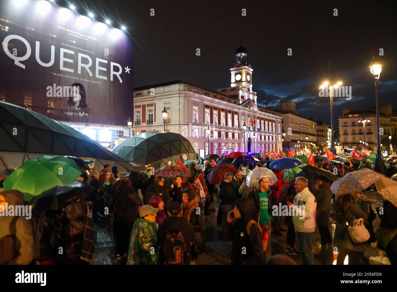 Madrid, Spanien. Oktober 2024. Dutzende Demonstranten versammeln sich im Zentrum von Madrid während einer Demonstration für öffentliche Bildung. Nach Schätzungen der Regierungsdelegation haben heute Nachmittag rund 8.000 Lehrer in Madrid demonstriert, um eine Reduzierung der Unterrichtsstunden und -Verhältnisse sowie die Möglichkeit zu fordern, frei zwischen geteilter oder ununterbrochener Arbeitszeit zu wählen, zusätzlich zu gleicher Entlohnung wie in anderen Regionen. (Foto: David Canales/SOPA Images/SIPA USA) Credit: SIPA USA/Alamy Live News Stockfoto