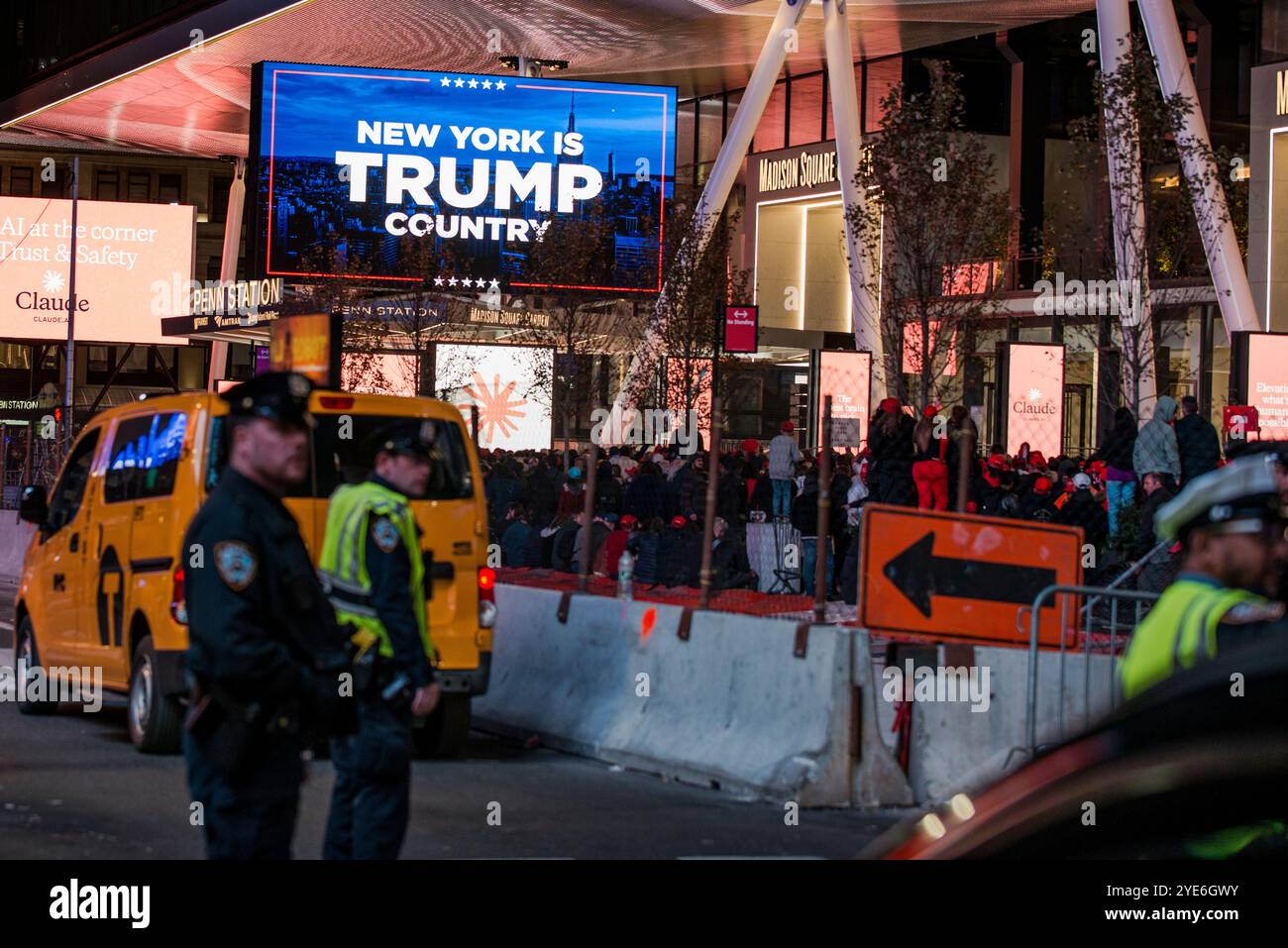 27. Oktober 2024 die Teilnehmer treffen sich vor einer Wahlkampagne mit dem ehemaligen US-Präsidenten Donald Trump vor dem Madison Square Garden in New York City, USA Stockfoto