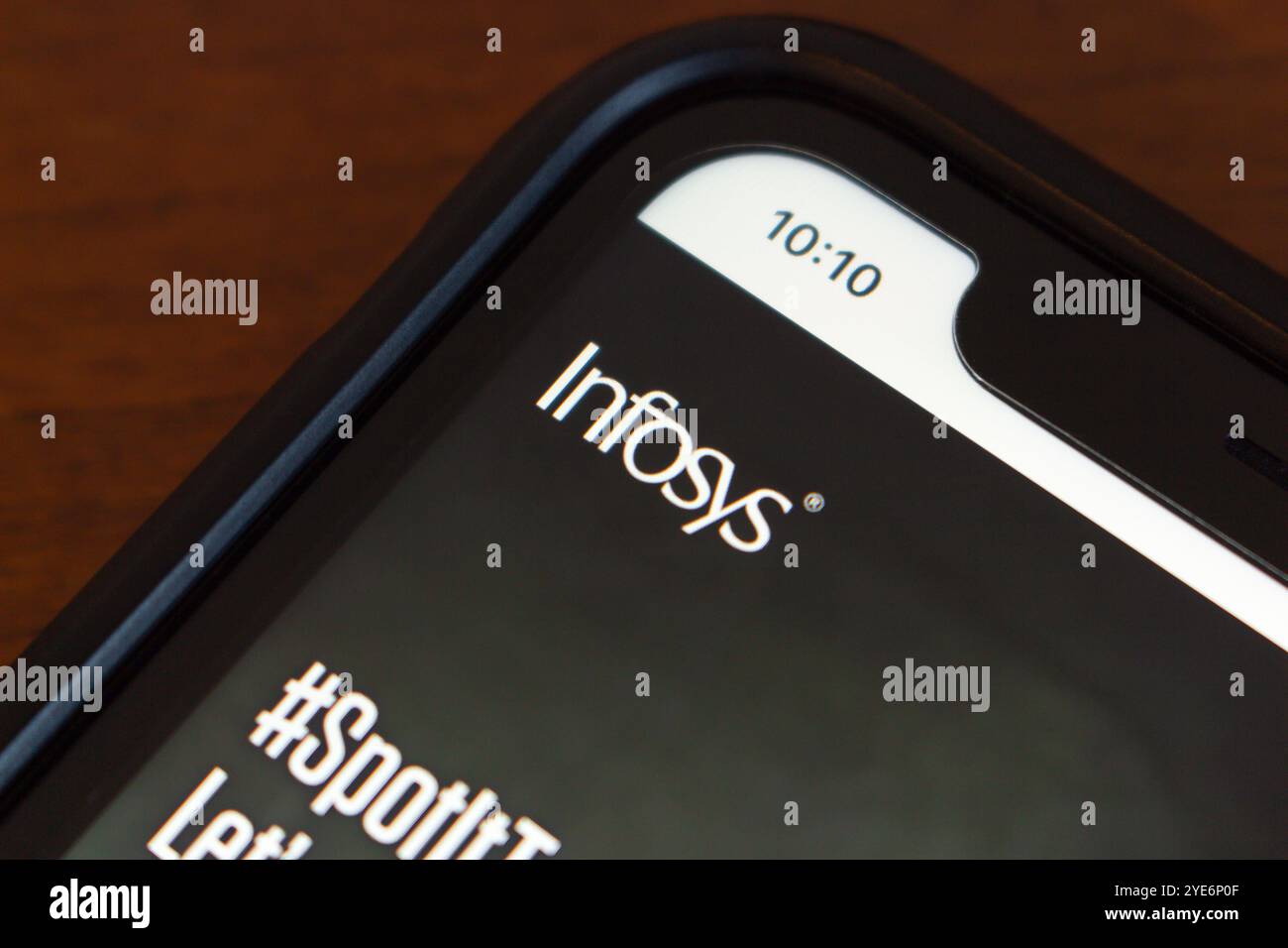 Infosys-Website wird auf einem iPhone angezeigt. Infosys ist ein weltweit führendes Beratungs- und IT-Dienstleistungsunternehmen mit Sitz in Indien Stockfoto