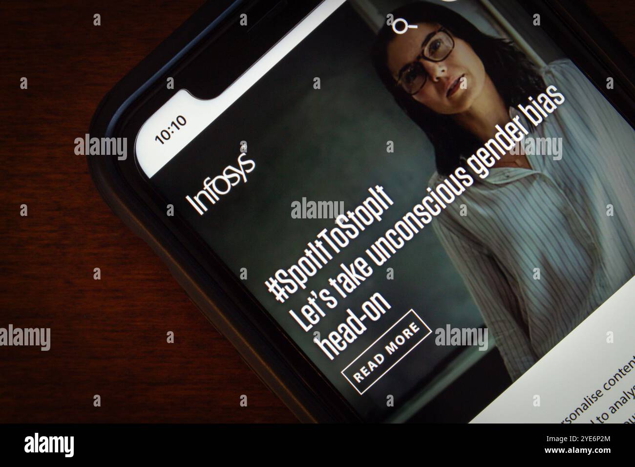 Infosys-Website wird auf einem iPhone angezeigt. Infosys ist ein weltweit führendes Beratungs- und IT-Dienstleistungsunternehmen mit Sitz in Indien Stockfoto