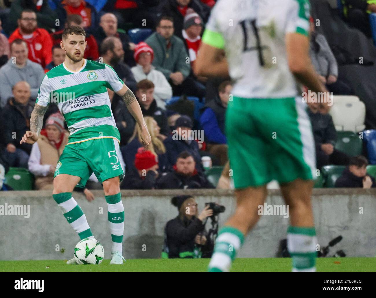 Windsor Park, Belfast, Nordirland, Großbritannien. Oktober 2024. UEFA Europa Conference League) League Phase – Spieltag 2) – Larne gegen Shamrock Rovers. Spieler Lee Grace (5) von Shamrock Rovers. Stockfoto