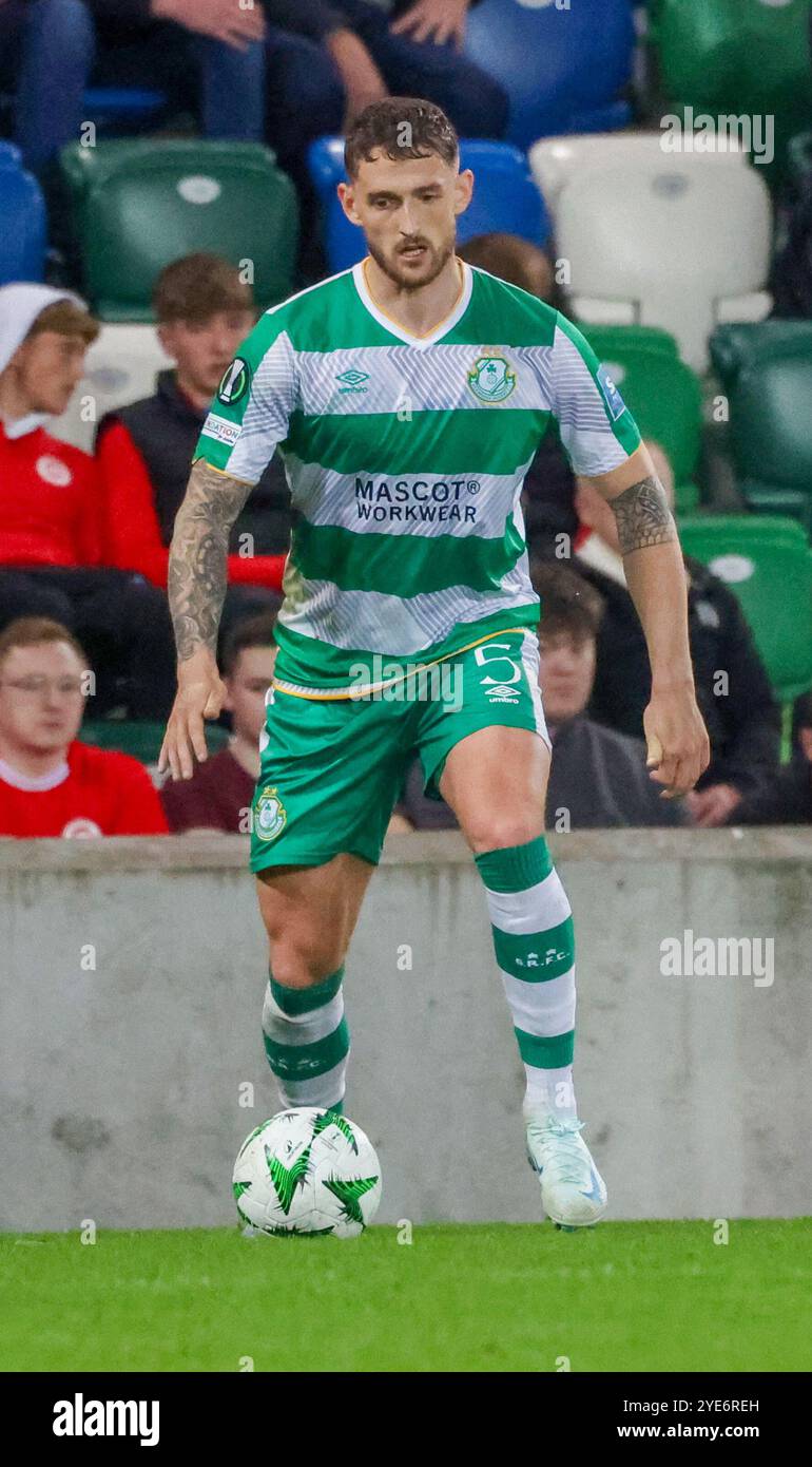 Windsor Park, Belfast, Nordirland, Großbritannien. Oktober 2024. UEFA Europa Conference League) League Phase – Spieltag 2) – Larne gegen Shamrock Rovers. Spieler Lee Grace (5) von Shamrock Rovers. Stockfoto