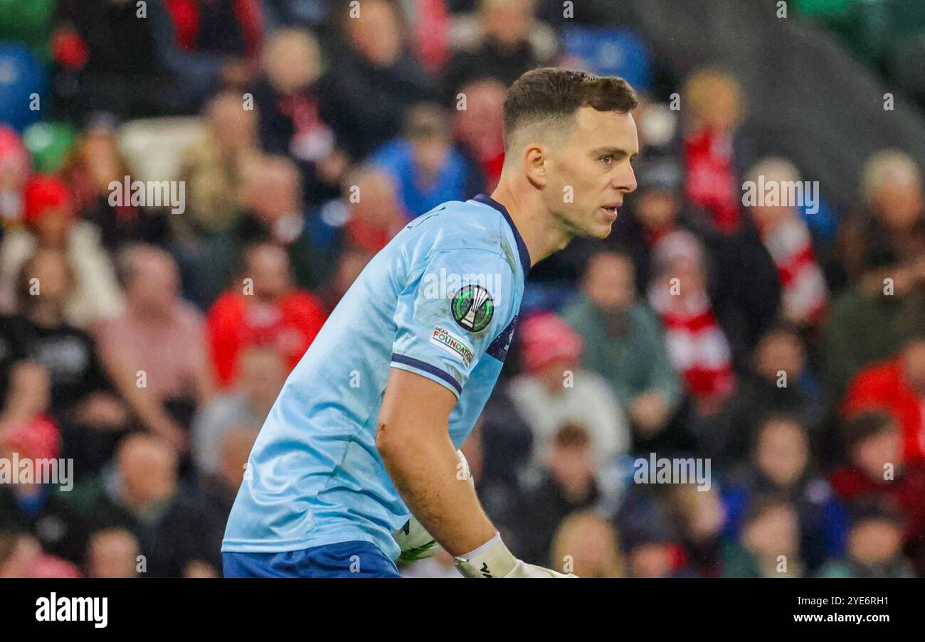 Windsor Park, Belfast, Nordirland, Großbritannien. Oktober 2024. UEFA Europa Conference League) League Phase – Spieltag 2) – Larne gegen Shamrock Rovers. Fußballspieler Shamrock Rovers Spieler Torhüter Leon Pohls (1). Stockfoto