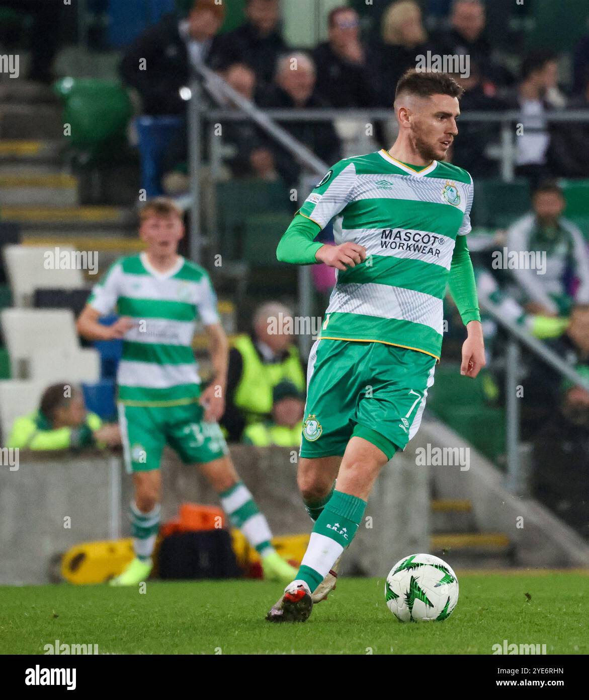 Windsor Park, Belfast, Nordirland, Großbritannien. Oktober 2024. UEFA Europa Conference League) League Phase – Spieltag 2) – Larne gegen Shamrock Rovers. Fußballspieler Shamrock Rovers Spieler Dylan Watts (7). Stockfoto