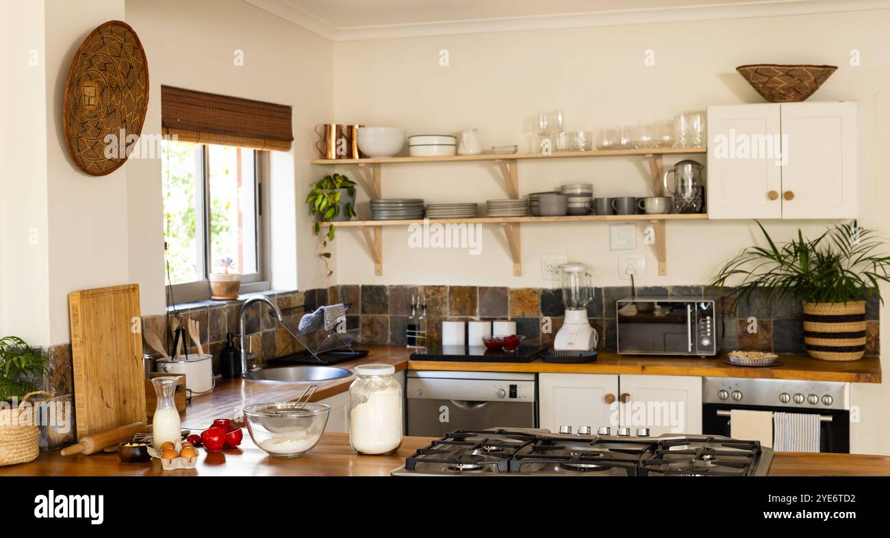 Backzutaten bereit für Thanksgiving in gemütlicher Küche Stockfoto