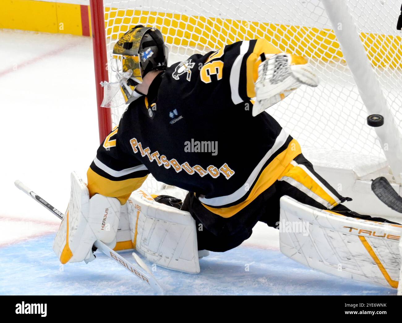 Pittsburgh, Usa. Oktober 2024. Minnesota Wild Right Wing Mats Zuccarello (nicht gezeigt) erzielt am Donnerstag, den 29. Oktober 2024, den Torwart Joel Blomqvist (30) der Pittsburgh Penguins, der in der zweiten Spielzeit in der PPG Paints Arena in Pittsburgh die Führung übernimmt. Foto von Archie Carpenter/UPI. Quelle: UPI/Alamy Live News Stockfoto